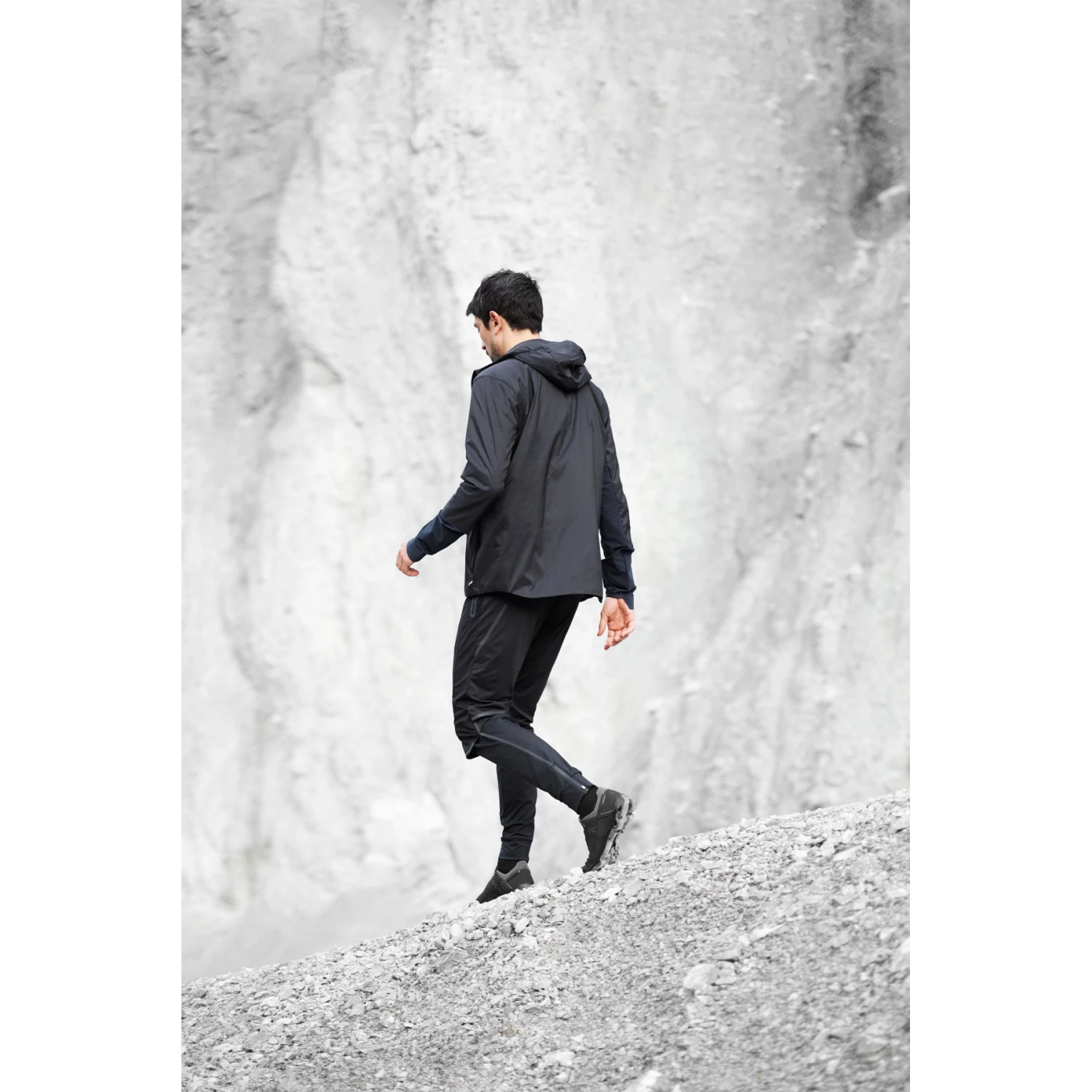 On Running On Insulator Jacket - Black & Navy 13 On Running On Insulator Jacket - Black & Navy - Image 13