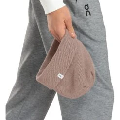 On Running On Merino Beanie - Woodrose 12 On Running On Merino Beanie - Woodrose -On Running Shop on merino beanie woodrose 6 1555639