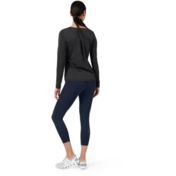 On Running On Performance Long-T Running Shirt Women - Black 9 On Running On Performance Long-T Running Shirt Women - Black -On Running Shop on performance long t women long sleeve running shirt black 4 948938
