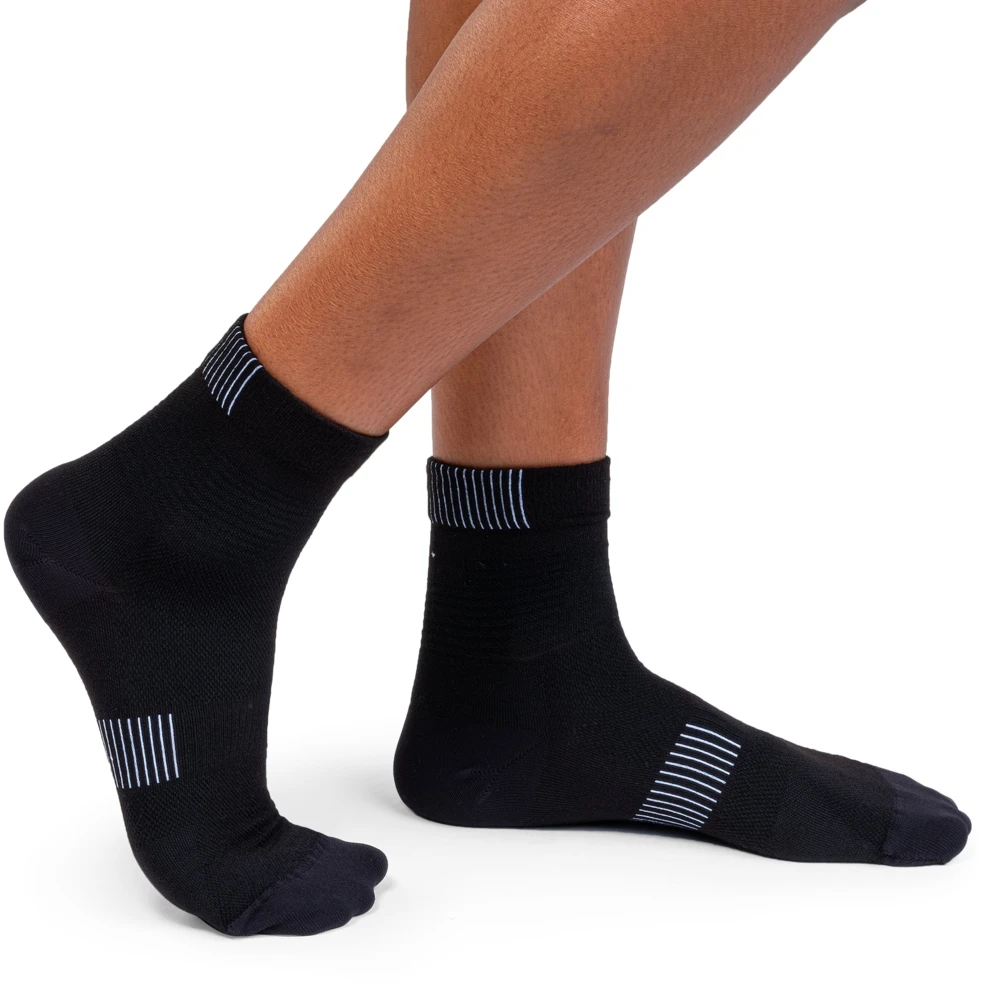 On Running On Ultralight Mid Sock Women - Black & White 2 On Running On Ultralight Mid Sock Women - Black & White - Image 2