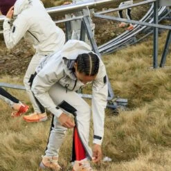 On Running On Storm Jacket Women - Pearl 19 On Running On Storm Jacket Women - Pearl -On Running Shop on storm jacket women pearl 2 1301276