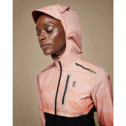 On Running On Weather Jacket Lumos Women - Woodrose & Black 9 On Running On Weather Jacket Lumos Women - Woodrose & Black -On Running Shop on weather lumos laufjacke damen woodrose 4 1558289