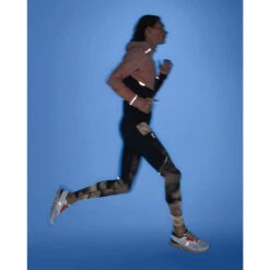 On Running On Weather Jacket Lumos - Woodrose & Black 11 On Running On Weather Jacket Lumos - Woodrose & Black -On Running Shop on weather lumos laufjacke woodrose 5 1558294